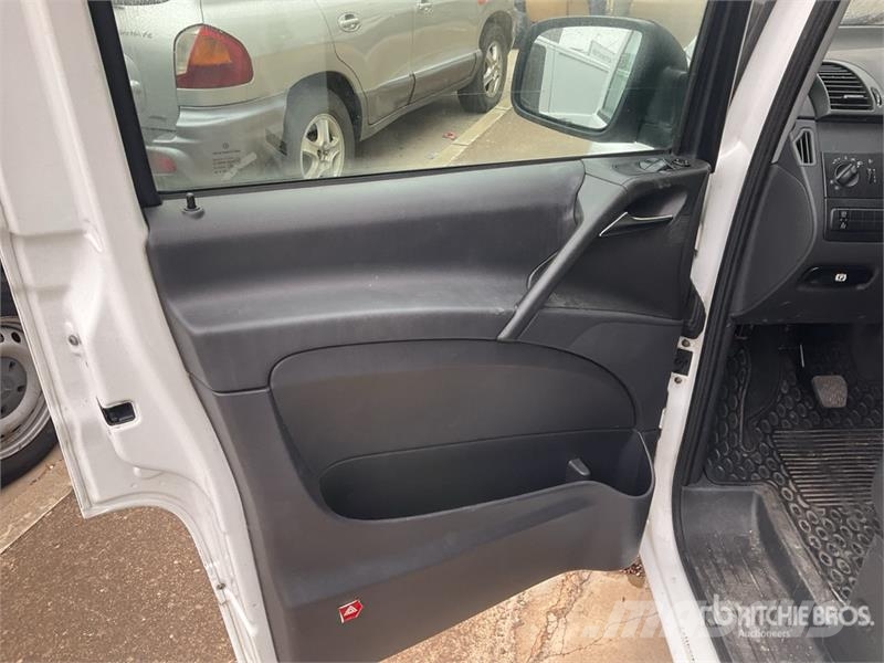 Mercedes-Benz Vito 9 Passenger Van 廂式貨物運輸車