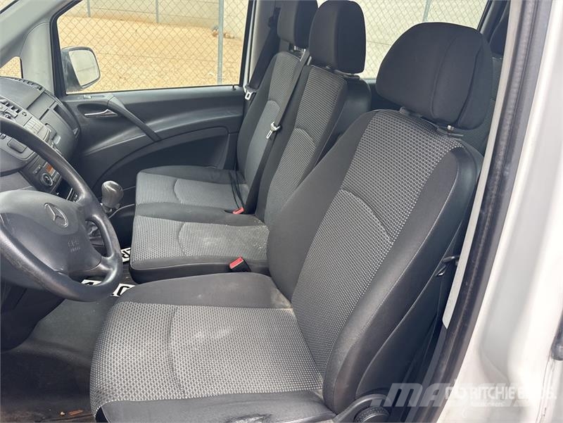 Mercedes-Benz Vito 9 Passenger Van 廂式貨物運輸車