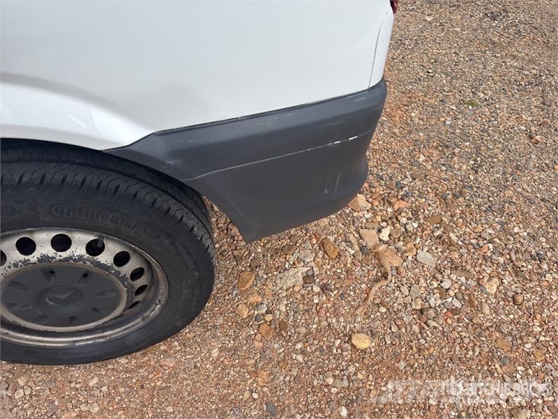 Mercedes-Benz Vito 9 Passenger Van 廂式貨物運輸車