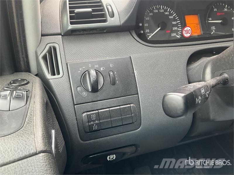 Mercedes-Benz Vito 9 Passenger Van 廂式貨物運輸車