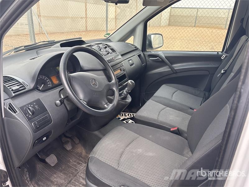 Mercedes-Benz Vito 9 Passenger Van 廂式貨物運輸車