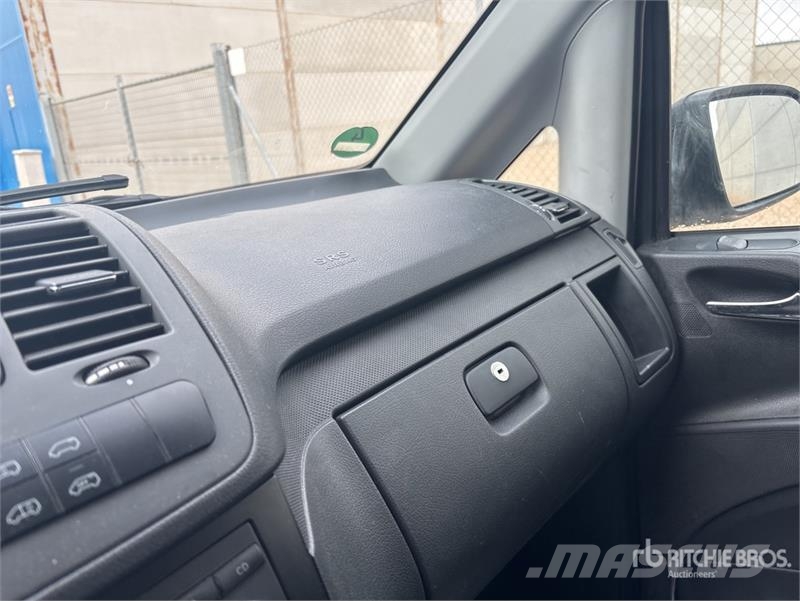 Mercedes-Benz Vito 9 Passenger Van 廂式貨物運輸車