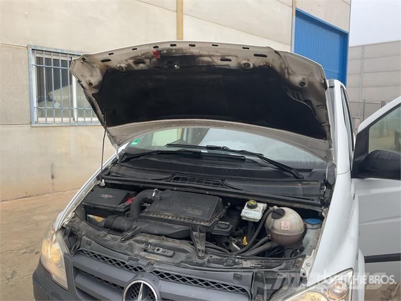 Mercedes-Benz Vito 9 Passenger Van 廂式貨物運輸車
