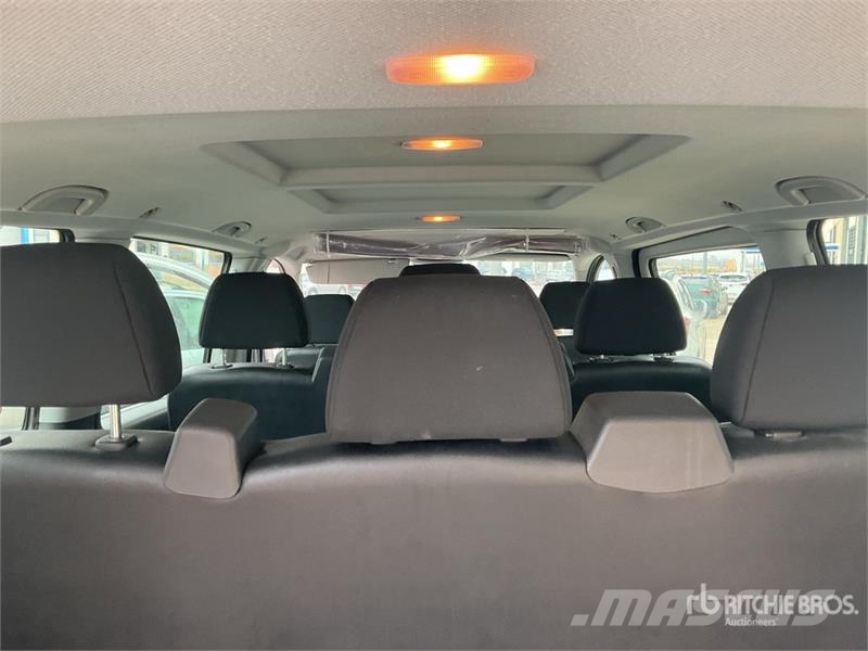 Mercedes-Benz Vito 9 Passenger Van 廂式貨物運輸車