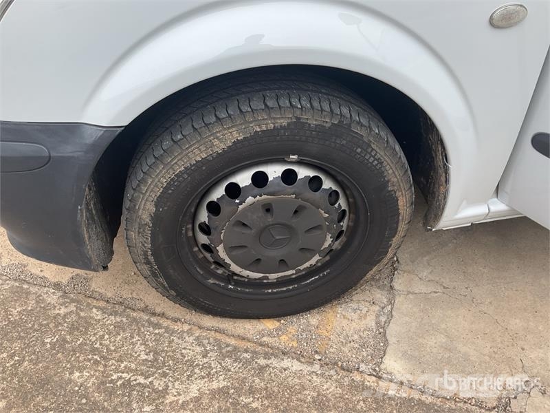 Mercedes-Benz Vito 9 Passenger Van 廂式貨物運輸車