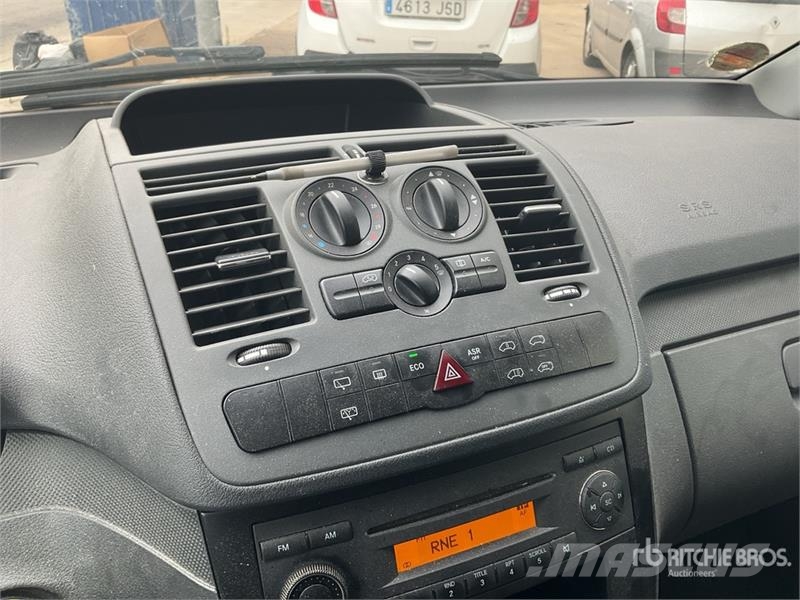 Mercedes-Benz Vito 9 Passenger Van 廂式貨物運輸車