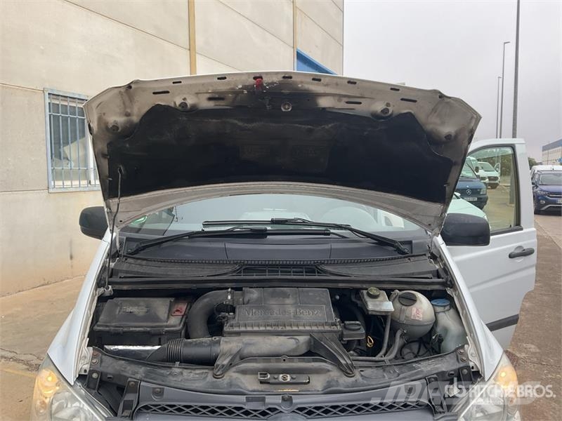 Mercedes-Benz Vito 9 Passenger Van 廂式貨物運輸車