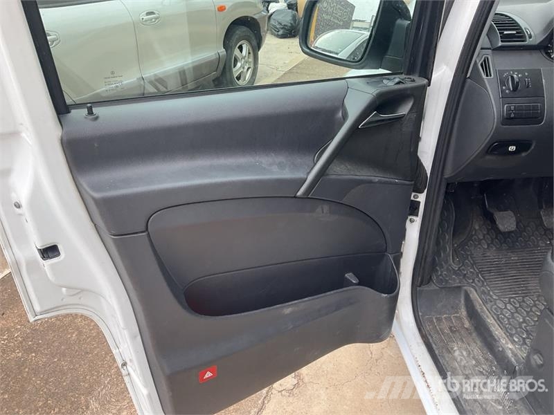 Mercedes-Benz Vito 9 Passenger Van 廂式貨物運輸車