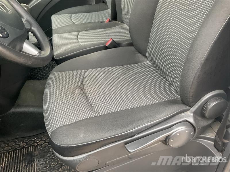 Mercedes-Benz Vito 9 Passenger Van 廂式貨物運輸車