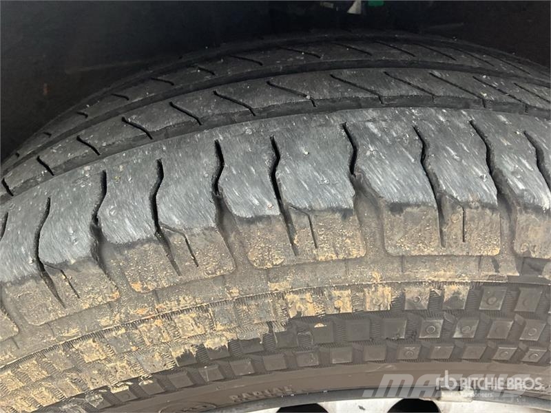 Mercedes-Benz Vito 9 Passenger Van 廂式貨物運輸車