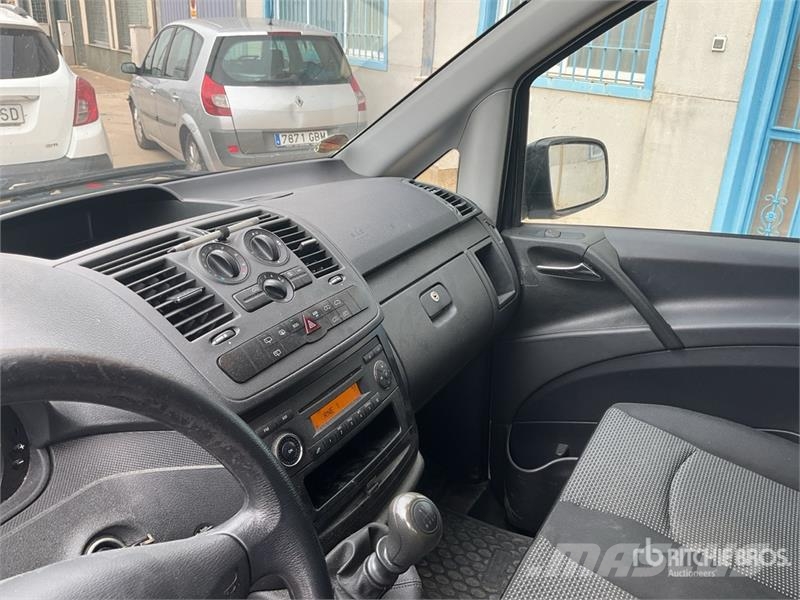 Mercedes-Benz Vito 9 Passenger Van 廂式貨物運輸車