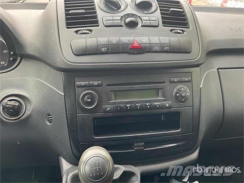 Mercedes-Benz Vito 9 Passenger Van 廂式貨物運輸車
