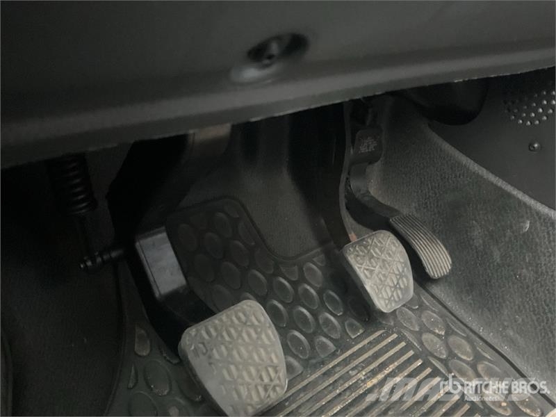 Mercedes-Benz Vito 9 Passenger Van 廂式貨物運輸車