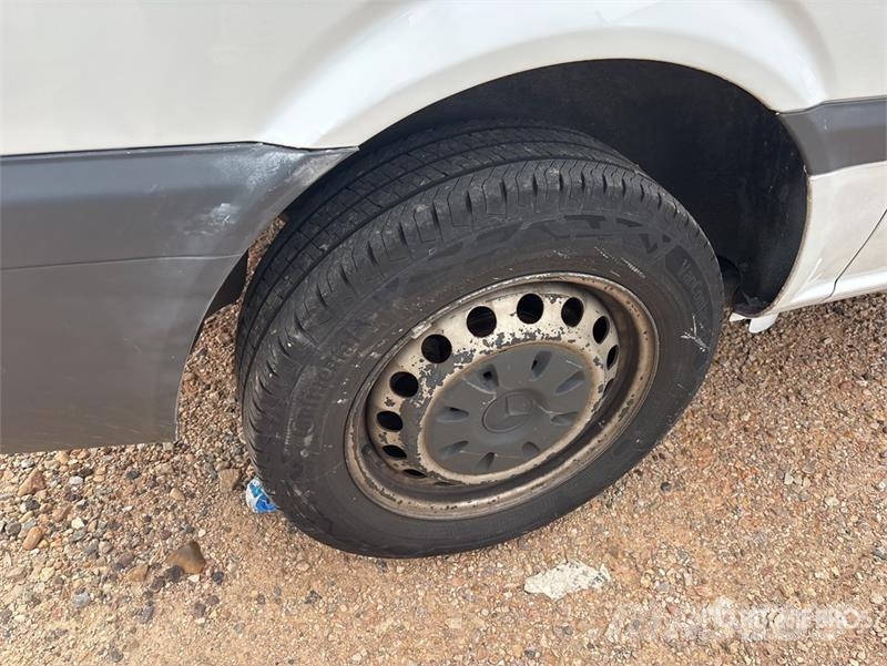 Mercedes-Benz Vito 9 Passenger Van 廂式貨物運輸車