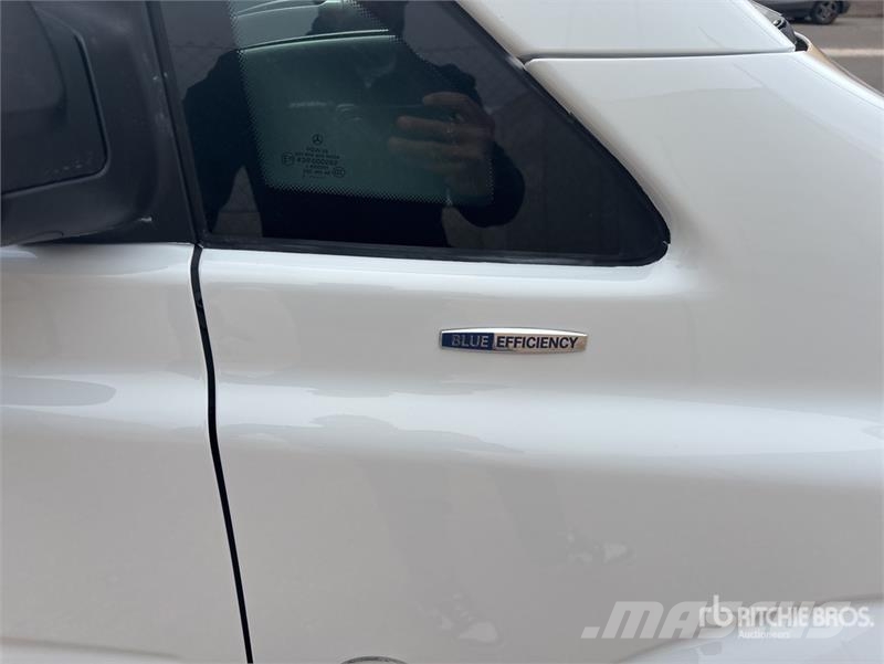 Mercedes-Benz Vito 9 Passenger Van 廂式貨物運輸車