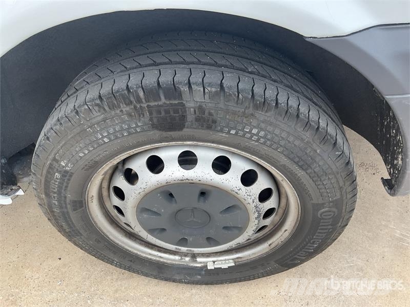 Mercedes-Benz Vito 9 Passenger Van 廂式貨物運輸車
