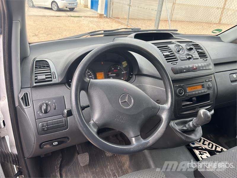 Mercedes-Benz Vito 9 Passenger Van 廂式貨物運輸車