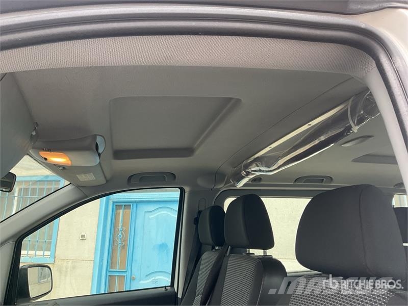 Mercedes-Benz Vito 9 Passenger Van 廂式貨物運輸車