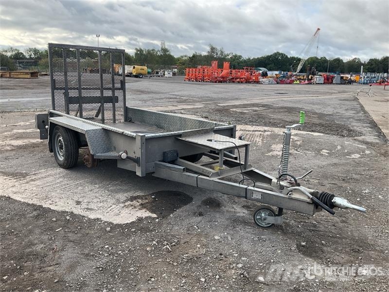  Meredith &Eyre 2700 kg 2.47 m T/A Equipment Traile Vehicle transport trailers