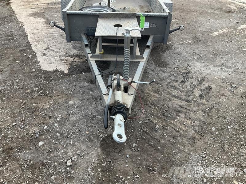  Meredith &Eyre 2700 kg 2.47 m T/A Equipment Traile Vehicle transport trailers