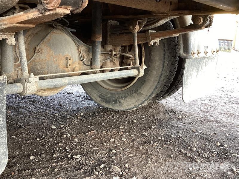 Mitsubishi Canter 4x4 Flatbed Truck with Crane شاحنات الرافعات