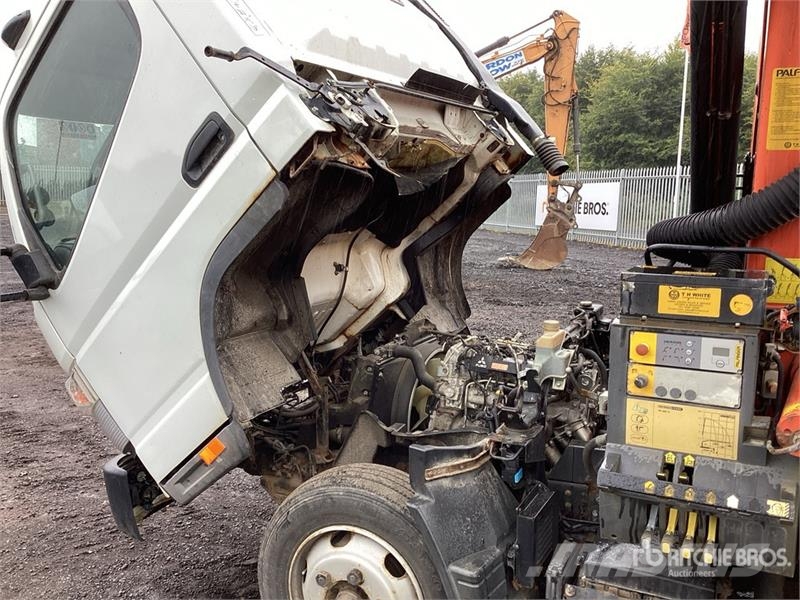 Mitsubishi Canter 4x4 Flatbed Truck with Crane شاحنات الرافعات