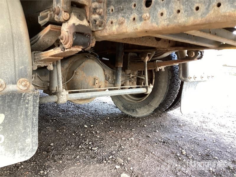 Mitsubishi Canter 4x4 Flatbed Truck with Crane شاحنات الرافعات