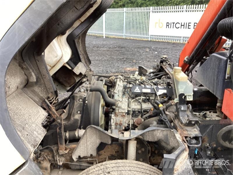 Mitsubishi Canter 4x4 Flatbed Truck with Crane شاحنات الرافعات