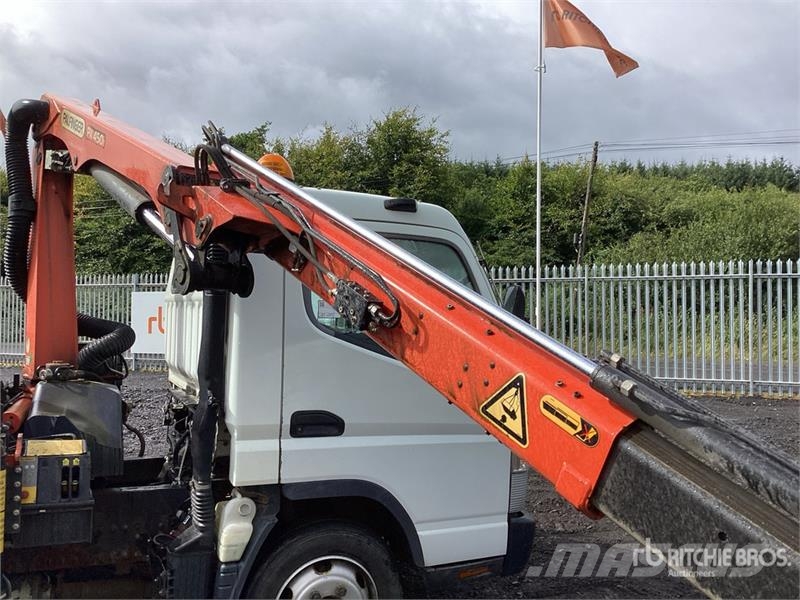 Mitsubishi Canter 4x4 Flatbed Truck with Crane شاحنات الرافعات
