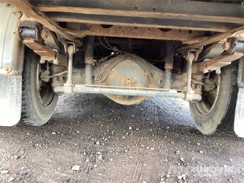 Mitsubishi Canter 4x4 Flatbed Truck with Crane شاحنات الرافعات