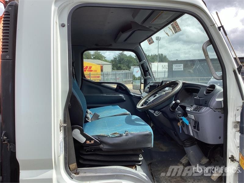 Mitsubishi Canter 4x4 Flatbed Truck with Crane شاحنات الرافعات