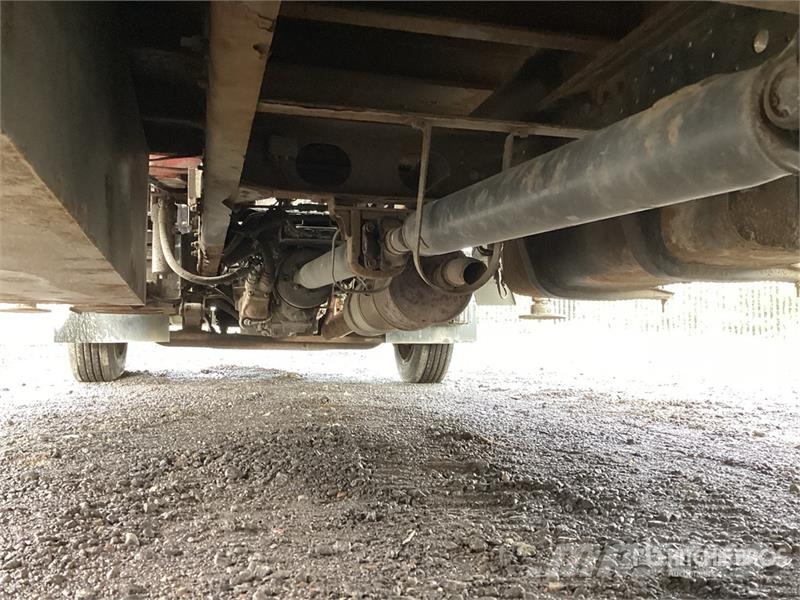 Mitsubishi Canter 4x4 Flatbed Truck with Crane شاحنات الرافعات
