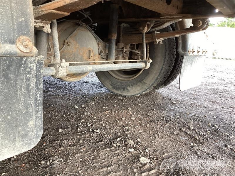 Mitsubishi Canter 4x4 Flatbed Truck with Crane شاحنات الرافعات