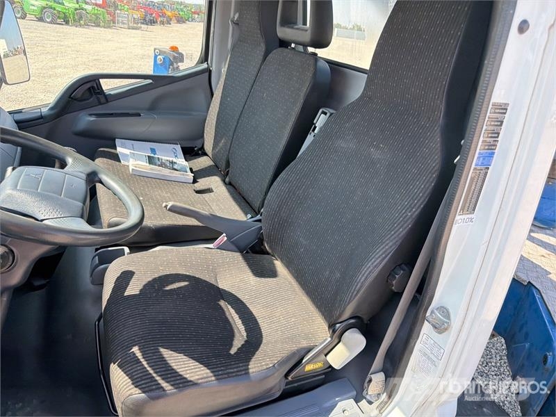 Mitsubishi DA 328 28 m on Mitsubishi Fuso 4x2 Bucket Truck المنصات الهوائية المثبتة على شاحنة