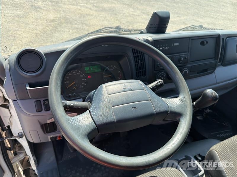 Mitsubishi DA 328 28 m on Mitsubishi Fuso 4x2 Bucket Truck المنصات الهوائية المثبتة على شاحنة