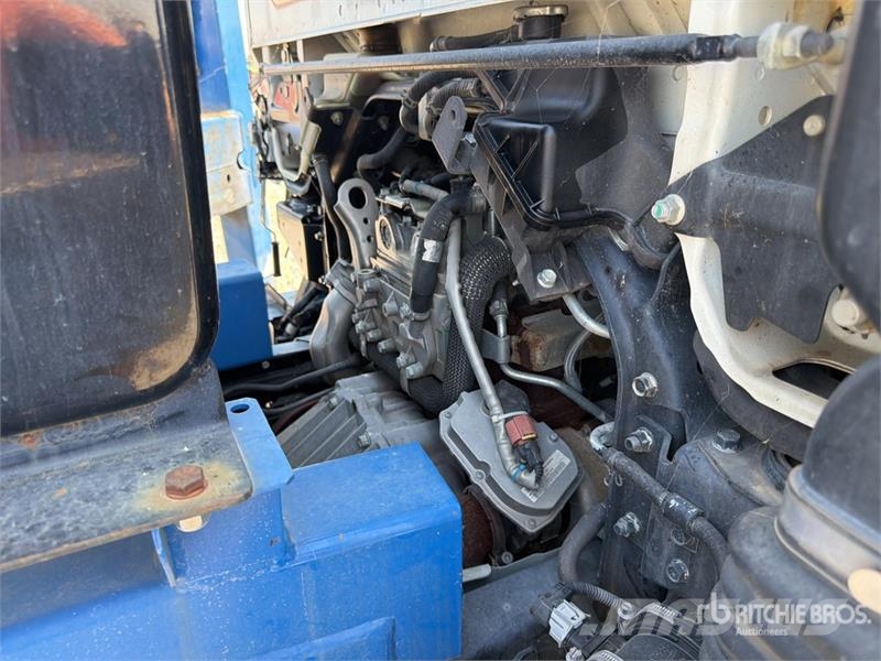 Mitsubishi DA 328 28 m on Mitsubishi Fuso 4x2 Bucket Truck المنصات الهوائية المثبتة على شاحنة