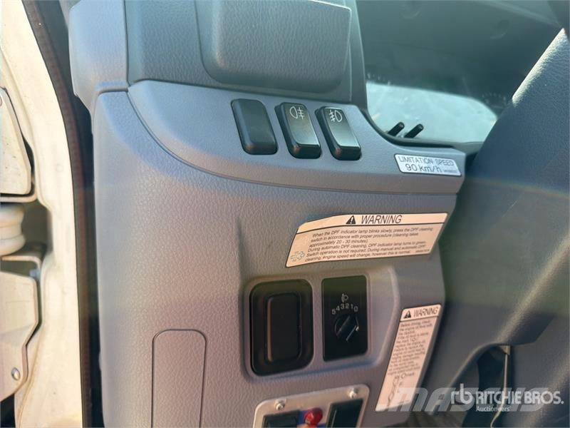 Mitsubishi DA 328 28 m on Mitsubishi Fuso 4x2 Bucket Truck المنصات الهوائية المثبتة على شاحنة