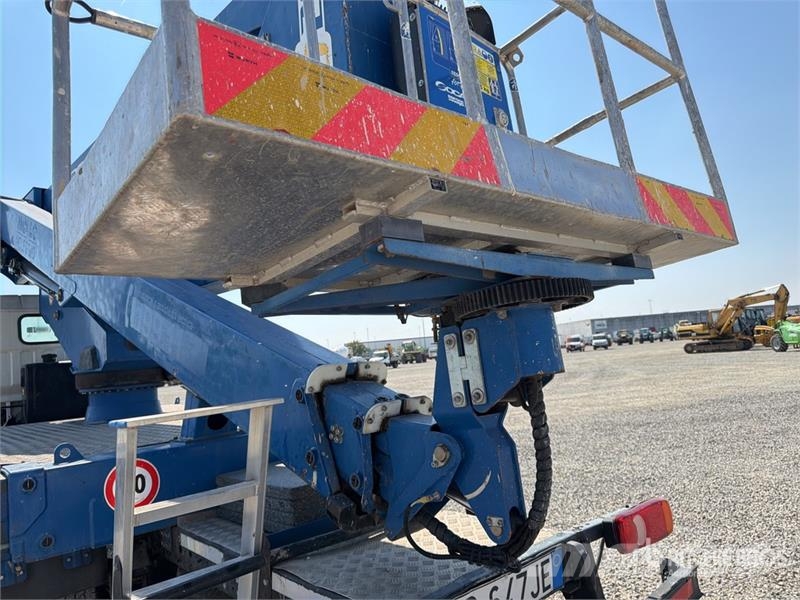 Mitsubishi DA 328 28 m on Mitsubishi Fuso 4x2 Bucket Truck المنصات الهوائية المثبتة على شاحنة