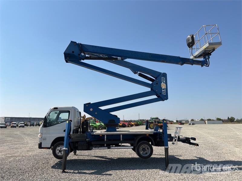 Mitsubishi DA 328 28 m on Mitsubishi Fuso 4x2 Bucket Truck المنصات الهوائية المثبتة على شاحنة