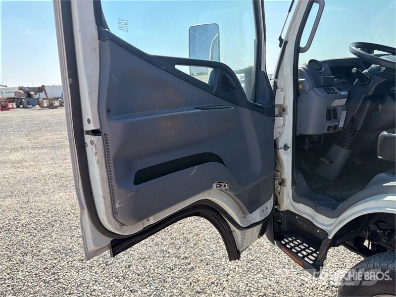Mitsubishi DA 328 28 m on Mitsubishi Fuso 4x2 Bucket Truck المنصات الهوائية المثبتة على شاحنة