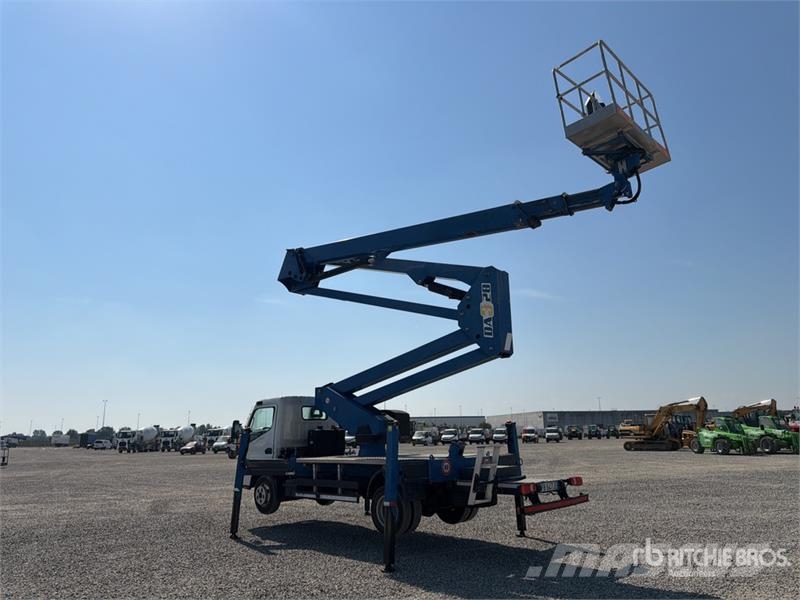 Mitsubishi DA 328 28 m on Mitsubishi Fuso 4x2 Bucket Truck المنصات الهوائية المثبتة على شاحنة