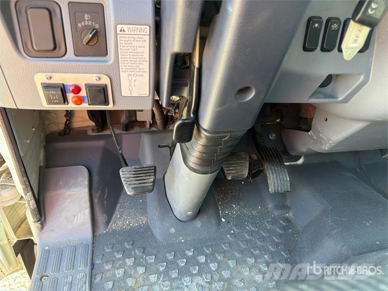 Mitsubishi DA 328 28 m on Mitsubishi Fuso 4x2 Bucket Truck المنصات الهوائية المثبتة على شاحنة