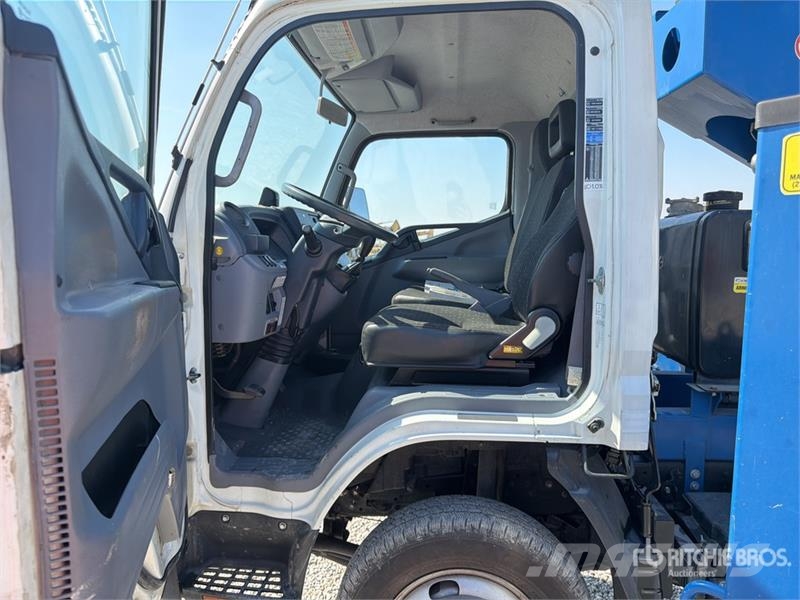 Mitsubishi DA 328 28 m on Mitsubishi Fuso 4x2 Bucket Truck المنصات الهوائية المثبتة على شاحنة