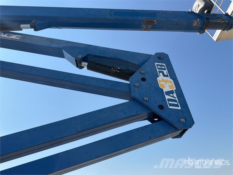 Mitsubishi DA 328 28 m on Mitsubishi Fuso 4x2 Bucket Truck المنصات الهوائية المثبتة على شاحنة
