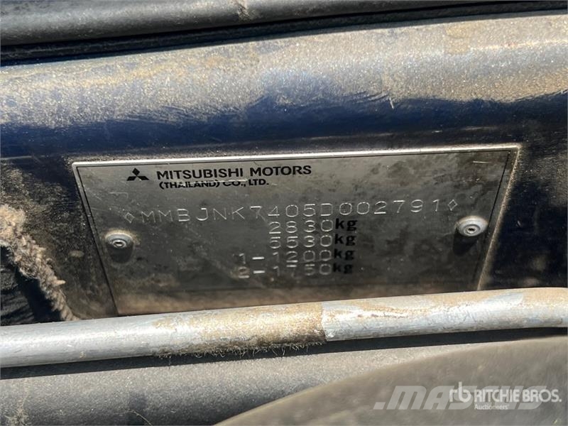 Mitsubishi L200 Crew Cab Pickup أخرى