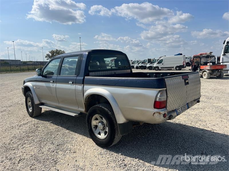 Mitsubishi L200 Crew Cab Pickup أخرى