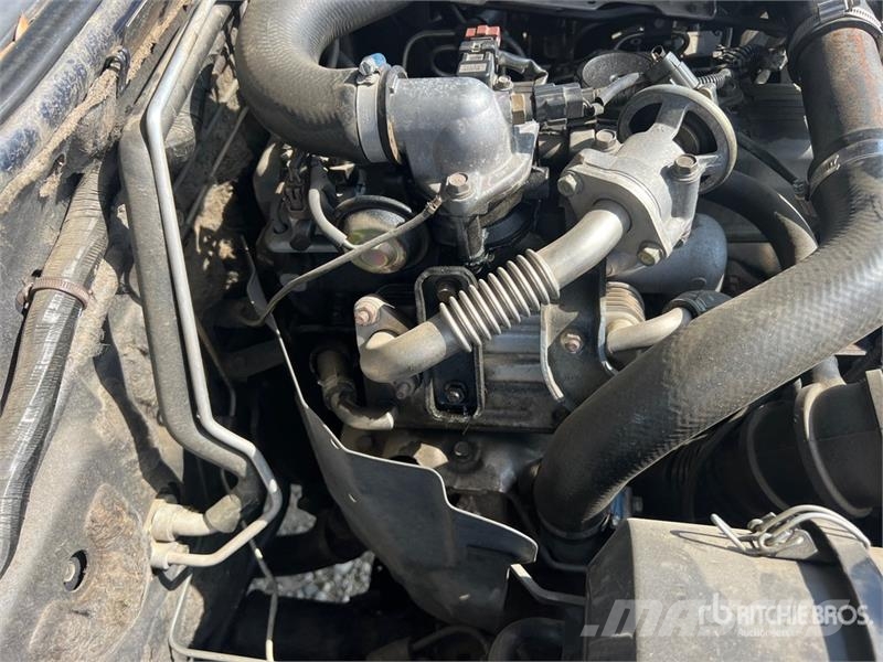 Mitsubishi L200 Crew Cab Pickup أخرى