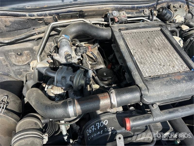 Mitsubishi L200 Crew Cab Pickup أخرى