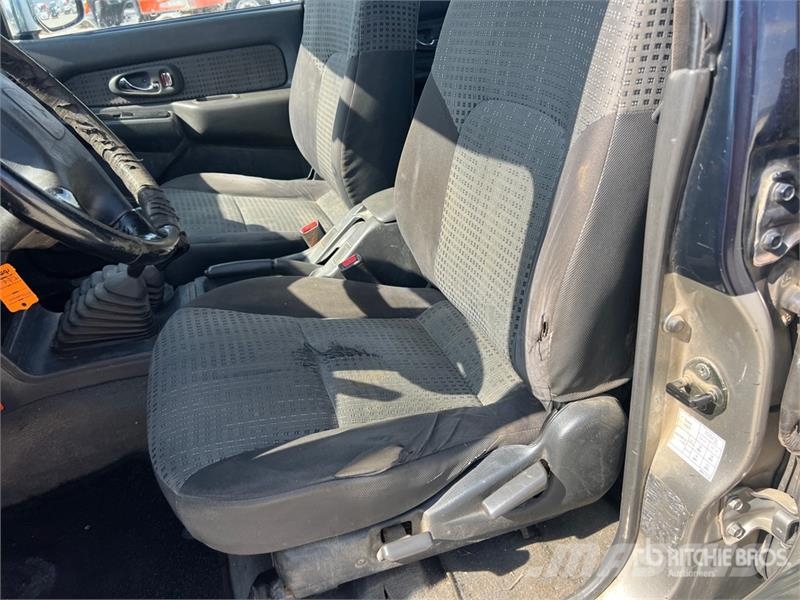 Mitsubishi L200 Crew Cab Pickup أخرى