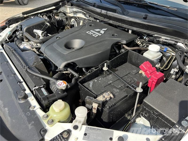 Mitsubishi L200 Extended Cab 2.4 DI-D Club Cab Invite Pickup Anders